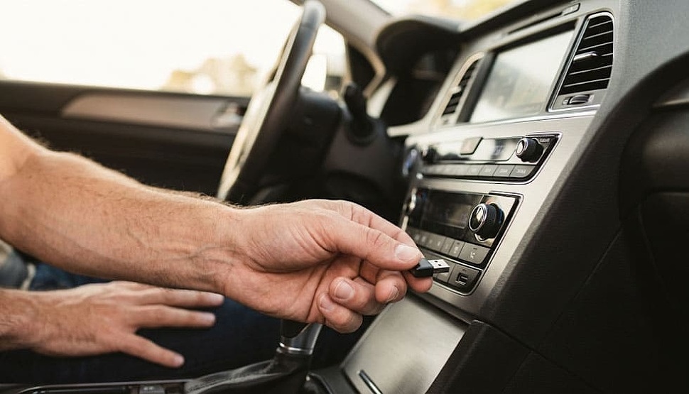 Подключение беспроводного адаптера к мультимедийной системе автомобиля